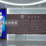 校史館如何通過多媒體互動技術展示學校的歷史和文化？