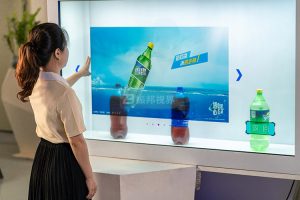 在展廳設計中運用互動透明屏，具體能帶來哪些獨特的優勢與好處？